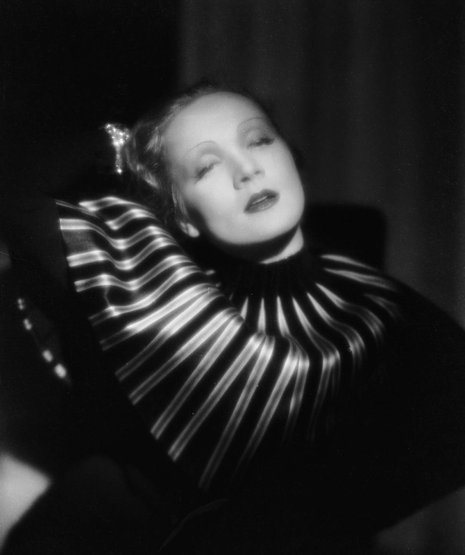 Marlene_Dietrich_b21