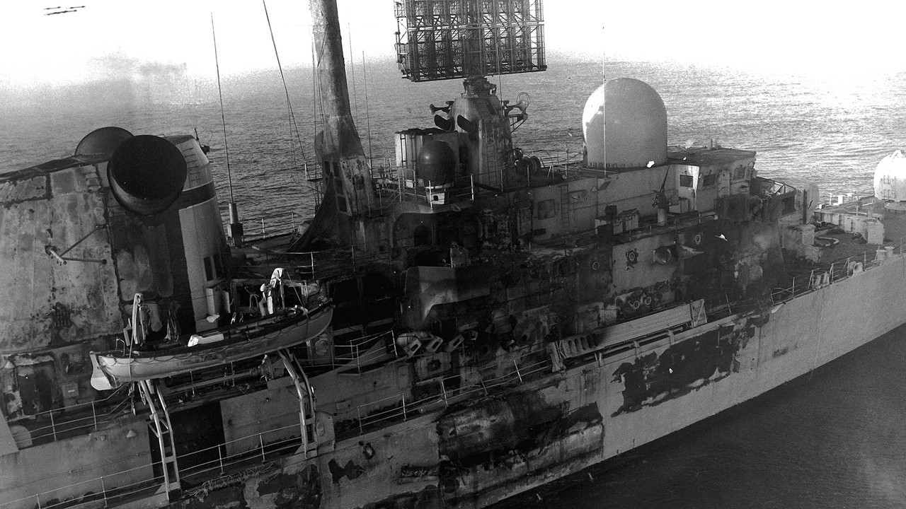 HMS Sheffield (D.80) после тушения пожара между 4 и 10 мая 1982-1