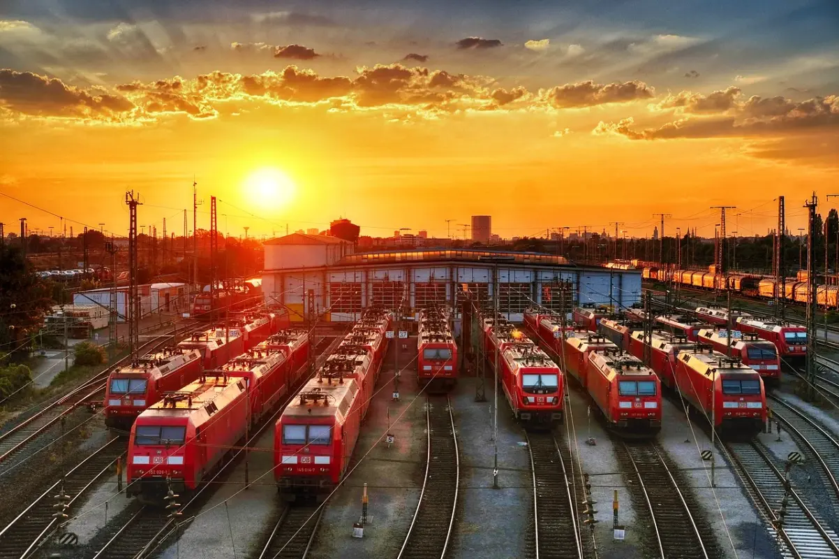 red-locomotive-3595011-1280.webp