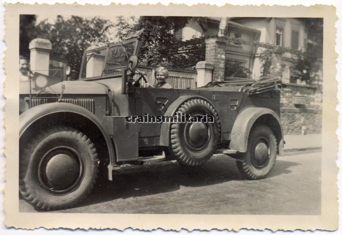 Orig. Foto Kind Mädchen in mittlere Einheits-PKW