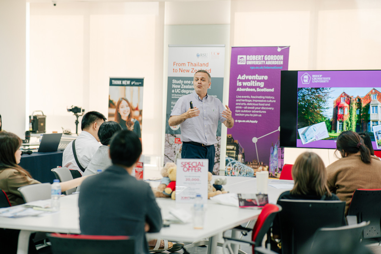 Students receiving guidance on studying abroad in UK Australia and New Zealand