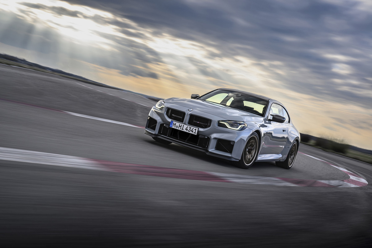 P90600843_highRes_the-new-bmw-m2-cs