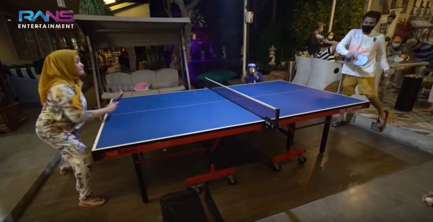 Rieta Amilia dan Raffi Ahmad main ping pong