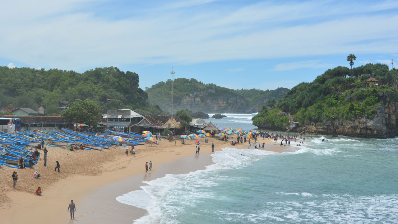 Menikmati Destinasi Wisata Keindahan Pantai Drini yang Sangat Memukau