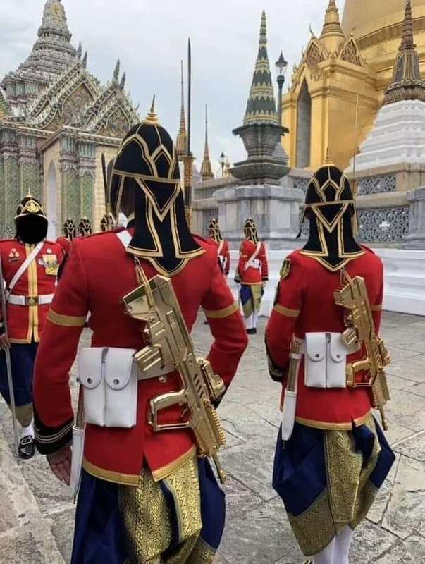 Yes-They-are-real-gun-Thailand-palace-soldier-We-are-fuxxinn-rich.jpg