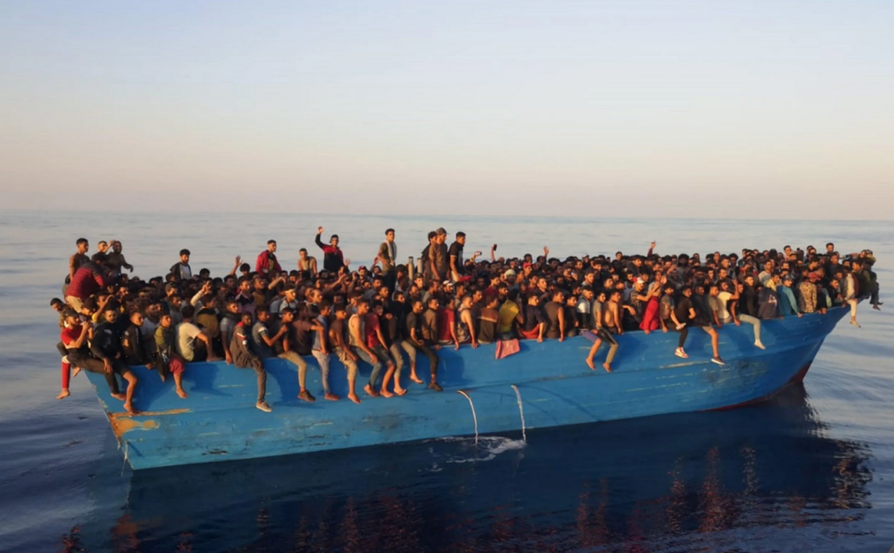 Más 5 mil migrantes africanos llegan a la isla Italiana de Lampedusa (VIDEO)