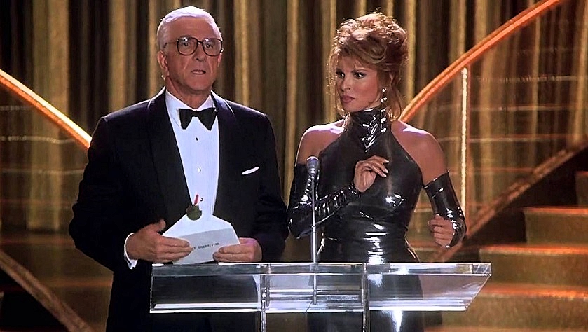 NAKED-GUN-RAQUEL-1-FOTOR.jpg