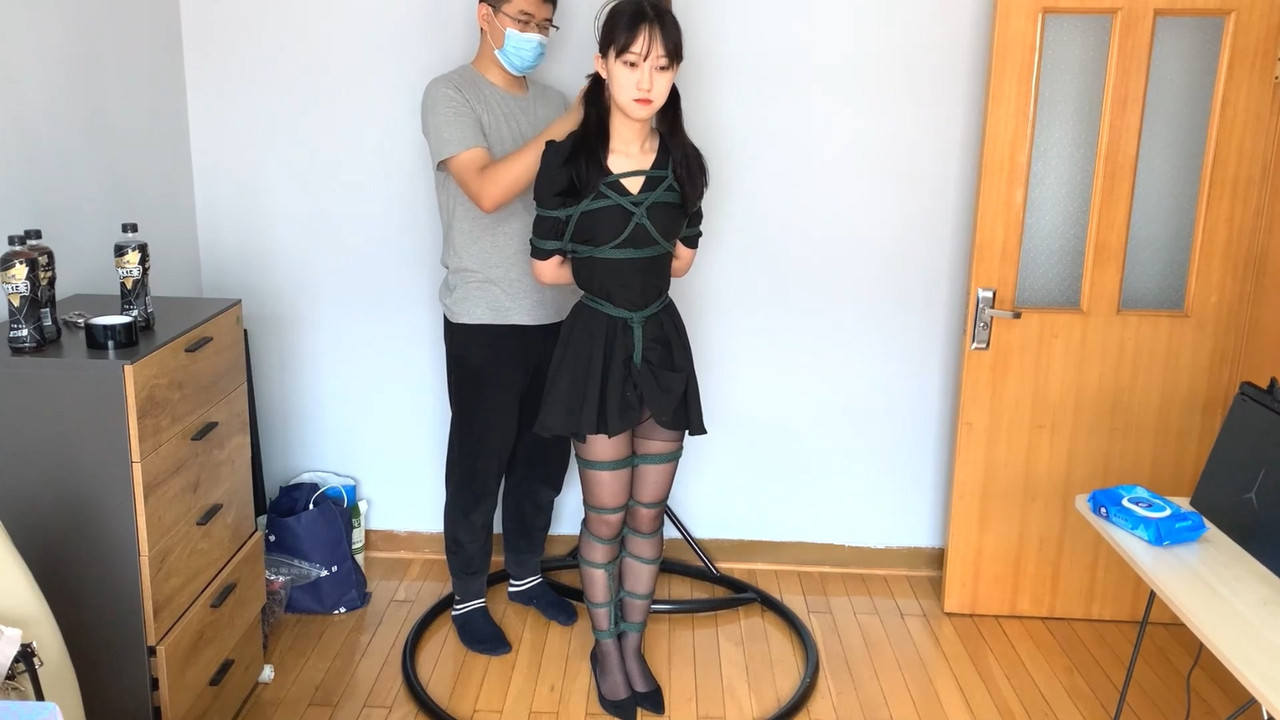 玩奴原创 性感黑丝高跟大长腿漂亮妹子极限驷马承压泪目吊缚.mp4_20211226_084020.378