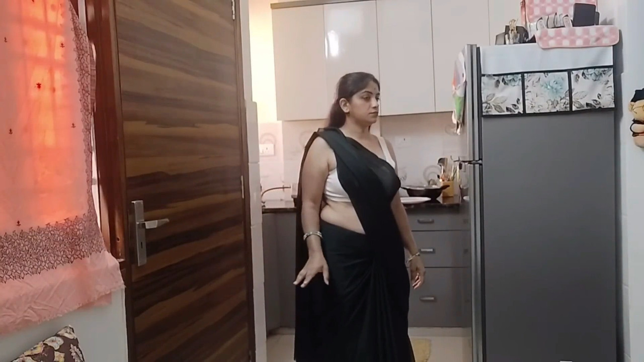 Hot Sexy homely desi aunty in green saree and white bra.mp4_snapshot_00.35.649