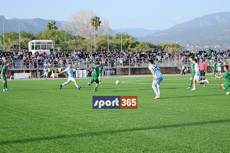 , &Tau;&omicron; &phi;&omega;&tau;&omicron;&rho;&epsilon;&pi;&omicron;&rho;&tau;ά&zeta; &tau;&omicron;&upsilon; &tau;&epsilon;&lambda;&iota;&kappa;&omicron;ύ &Epsilon;&rho;ά&nu;&eta;-&Pi;&alpha;&nu;&theta;&omicron;&upsilon;&rho;&iota;&alpha;&kappa;ό&sigmaf; (&phi;&omega;&tau;&omicron;)