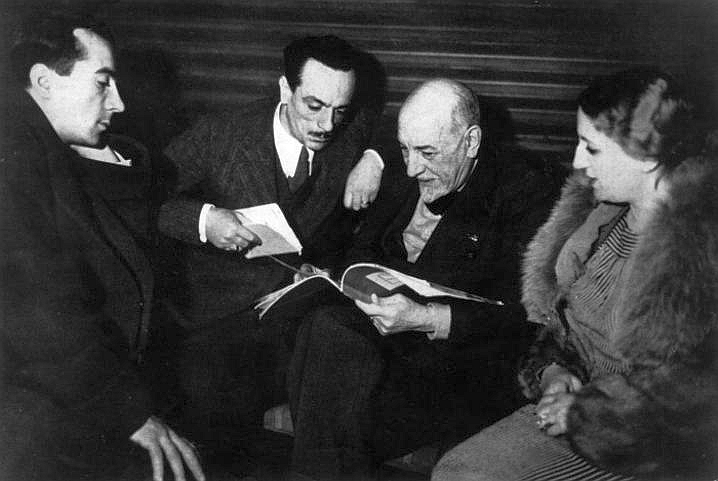 13-Luigi-Pirandello-consulta-una-pubblicazione-con-i-fratelli-Peppino-Eduardo-e-Titina-De-Filippo