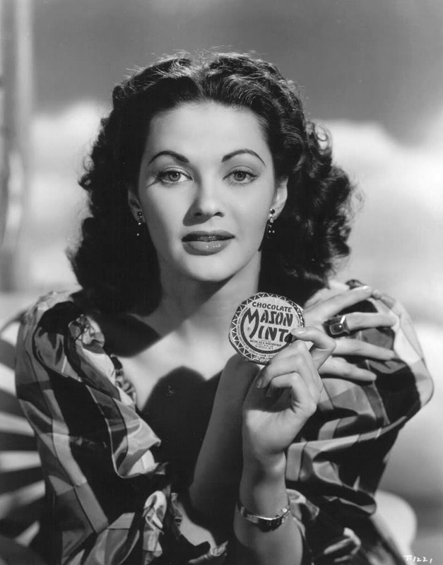 Yvonne_De_Carlo_a77