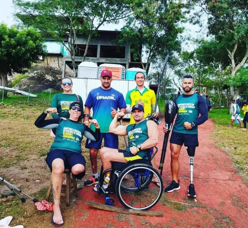 Campo-grandense ao lado de outros atletas em SC. (Foto: Arquivo pessoal)