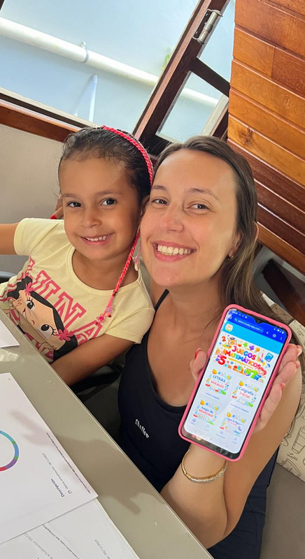 Madre e hija estudiando con la app de forma divertida