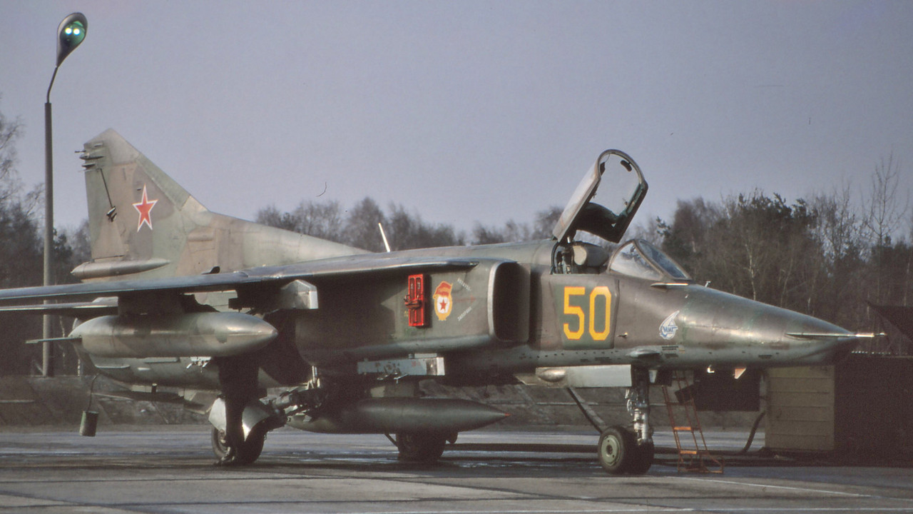 19 GvAPIB Mig-27D Yellow 50_61912558142 (2)