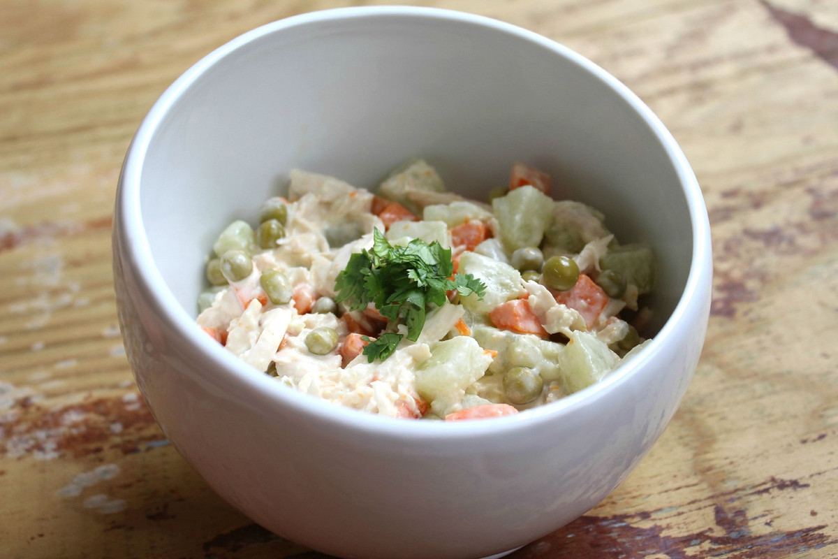 Ensalada de chayote cocido con pollo, deliciosa receta para cenar ligero