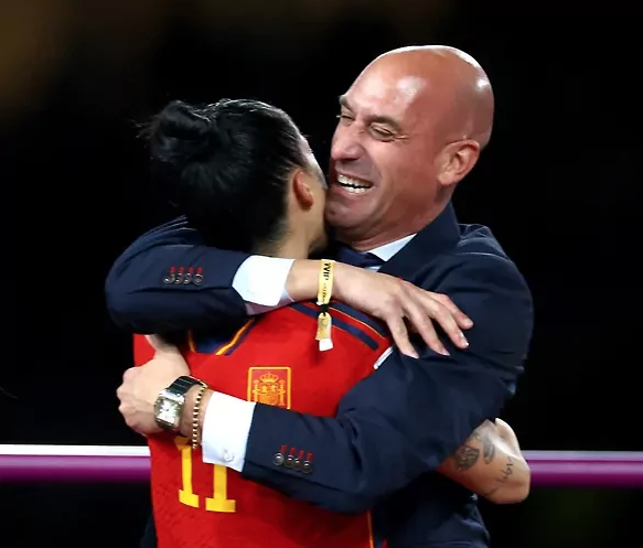 Du su puse metų kalėjimo už futbolininkės pabučiavimą