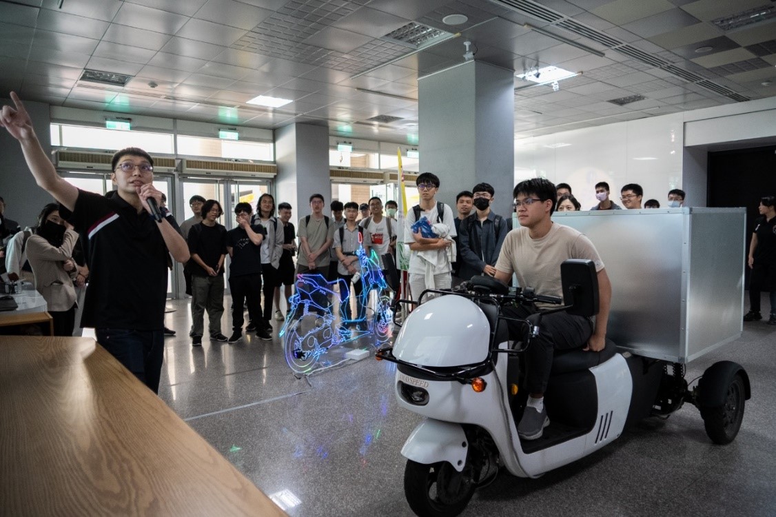 車輛中心具備完善「虛實整合驗證技術」，可以實測及模擬不同車輛及路面參數，透過實車及虛實整合，大幅縮短業者開發流程；在活動上學生們透過平台親身體驗機車配備ABS系統在煞車情境下的點放手感。