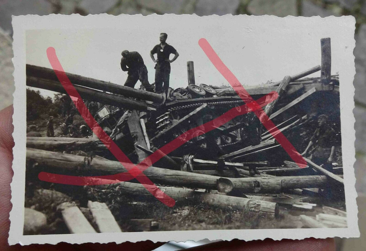 WH Russland um 1941 Sturmgeschütz auf Holzbrücke eingebrochen.