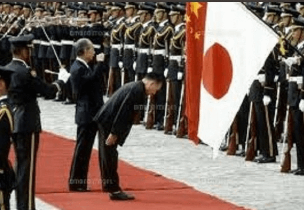 deng-xiao-ping-xiang-ri-ben-guo-qi-ju-gong-zhe-zhang-tu-pian-shi-zhen-de-ma-v0-bqnnu4avkzxf1.png