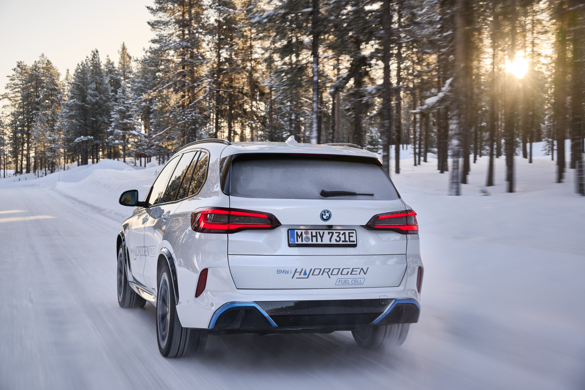 P90453406_highRes_bmw-ix5-hydrogen-win