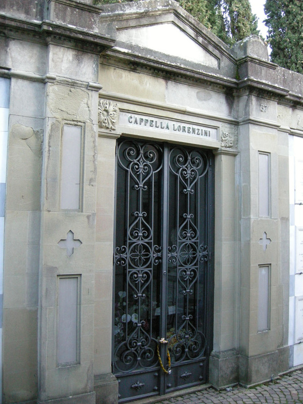 Cimitero-delle-porte-sante-cappella-lorenzini-tomba-di-carlo-collodi