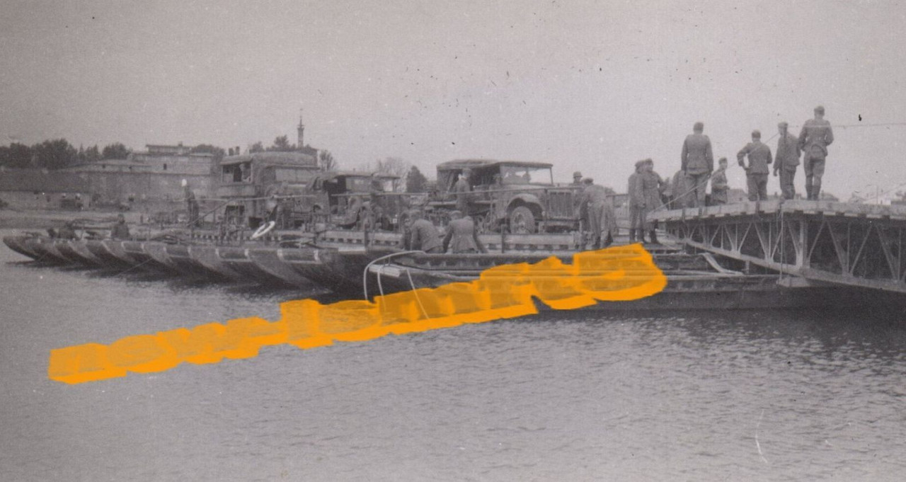 1.Pz.-Div. SdKfz Halbkette Vormarsch Brücke LKW 