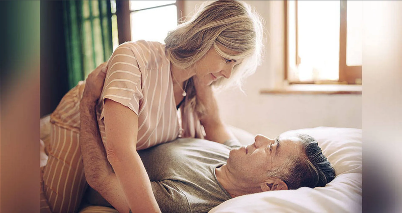 ¿Cómo disfrutar del sexo en la menopausia? Consejos de expertos