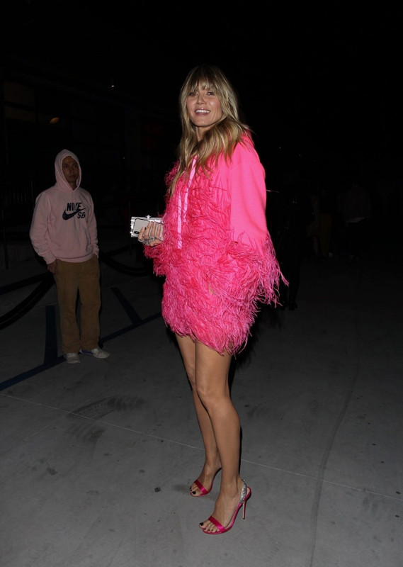 Heidi-Klum-Sexy-LegsCool.com-5-1024x1820 (21)