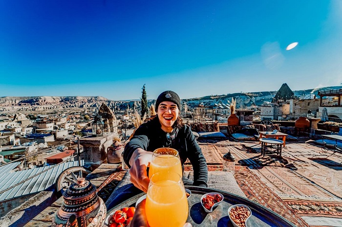 Potret El Rumi saat menikmati hidangan di Cappadocia, Turki.