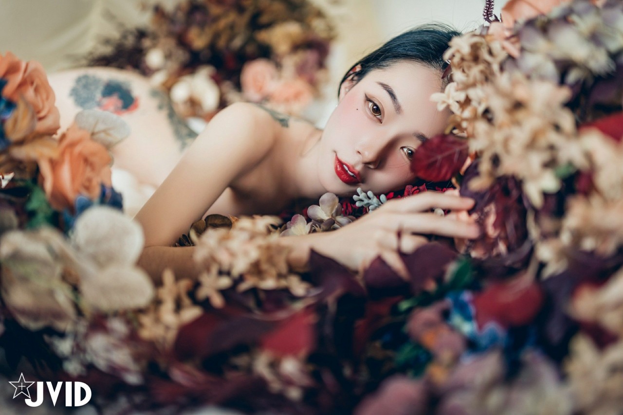 jvid 飄 飄《女神比基尼》美女写真，躺在浴缸场景，尽显性感姿态插图1