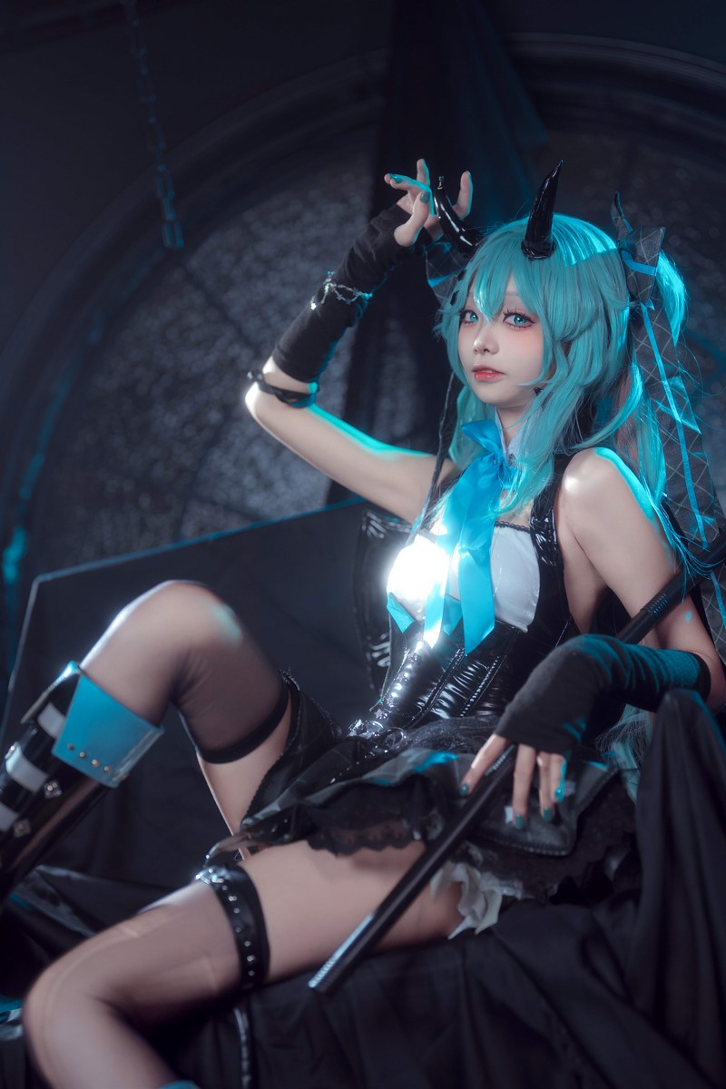 艾西Aiwest 初音未来小恶魔Cosplay写真图集 Miku恶魔主题高清图集 26P (157.7M)插图1
