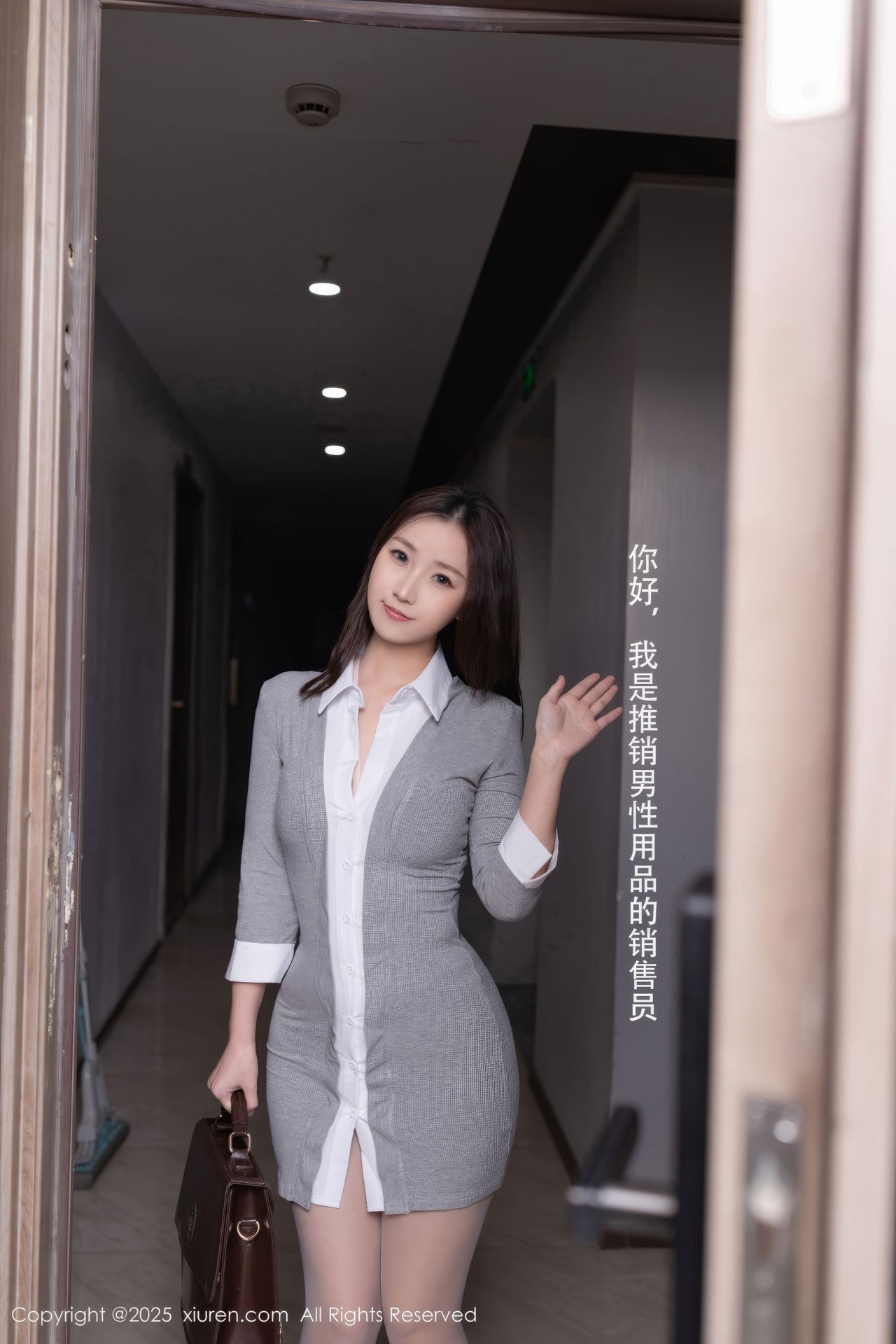 杏子 yada《男性用品推销员》写真美图，灰色西装裙和棕色手提包插图2