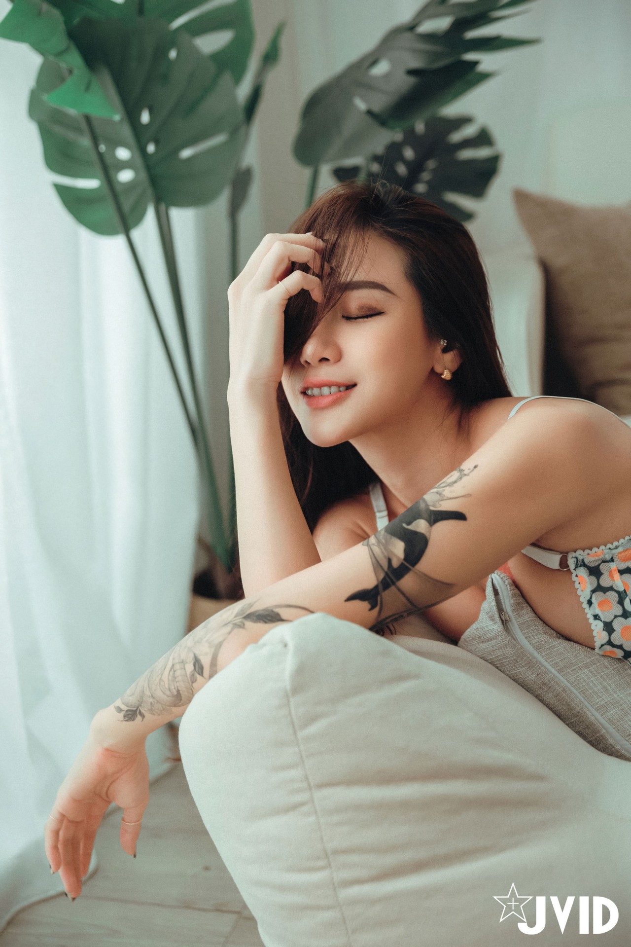 jvid写真雙囍《我の美乳室友》，沙发边的，性感与活力插图2