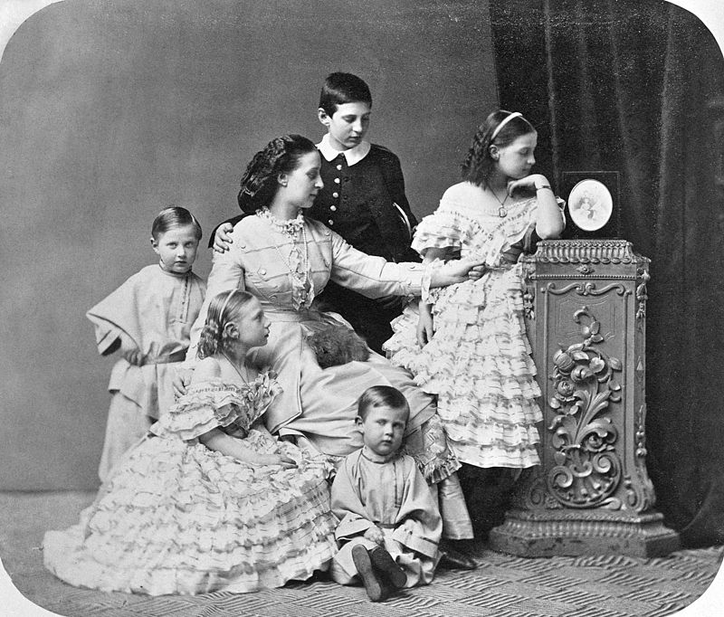 Princess-Alexandra-of-Saxe-Altenburg-with-five-of-her-children