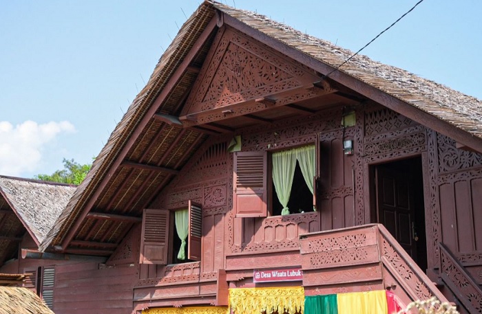 Sebagian besar rumah penduduk di Desa Wisata Lubuk Sukon adalah rumah panggung tradisional Aceh yang terbuat dari kayu dan dirancang dengan prinsip tahan gempa.