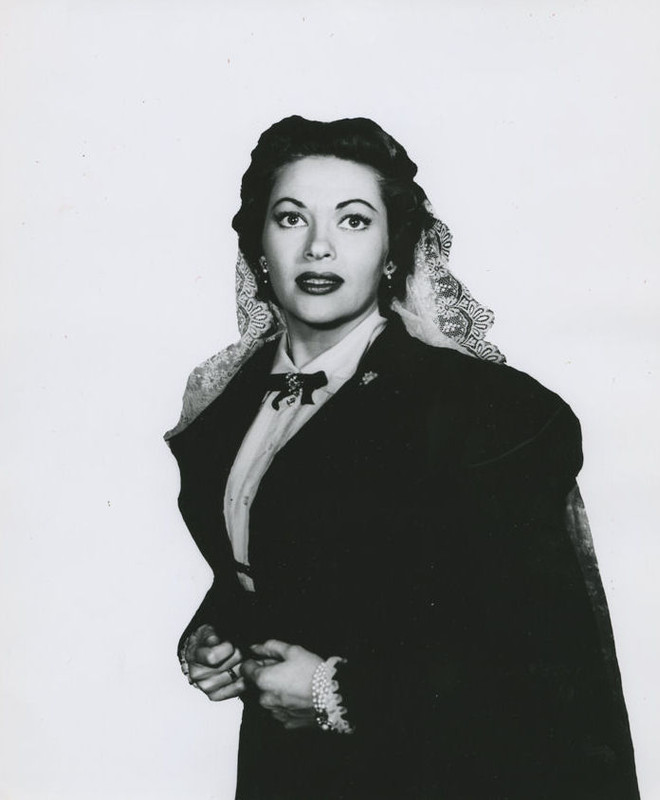 Yvonne_De_Carlo_b32