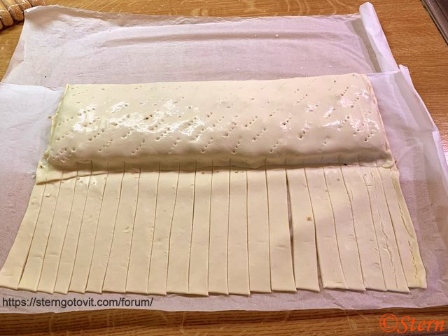 Слоёный пирог с шоколадной пастой и орехами