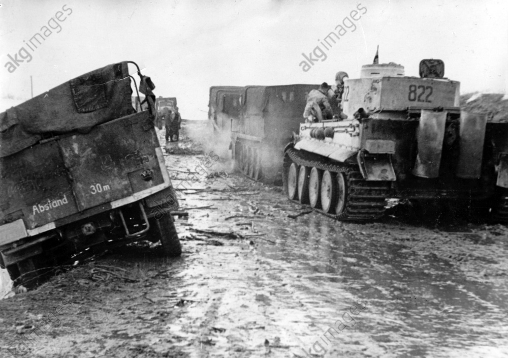 Kraft- und Kettenfahrzeuge der Deutschen Wehrmacht auf morastigen Straßen an der Ostfront, aufgenomm