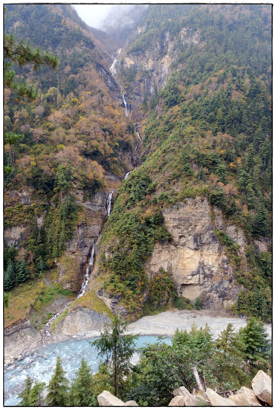 Trekking en Nepal: Annapurna Circuit y Mardi Himal - Blogs de Nepal - AC día 2: Chame (2730 m) a Upper Pisang (3320 m) (3)
