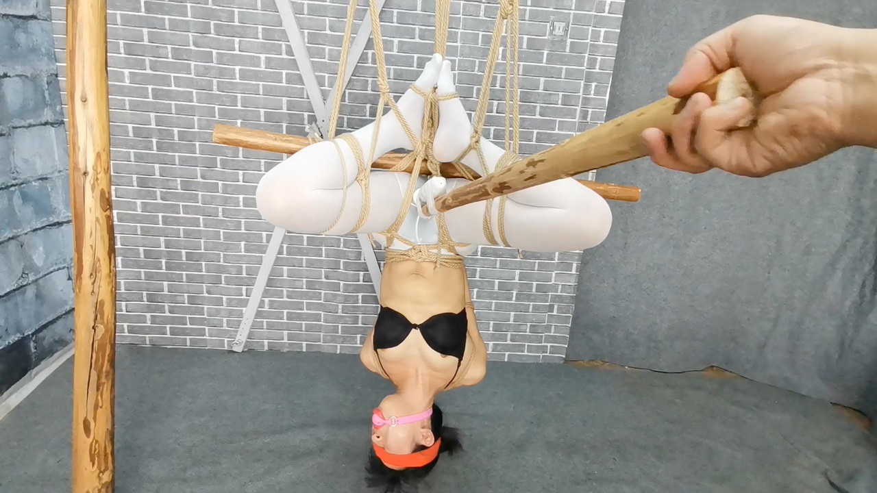 飞天原创 云儿双脚拜佛式倒吊，全身TK.顿时汗水、泪水、口水三水齐下.mp4_20200510_185217.736