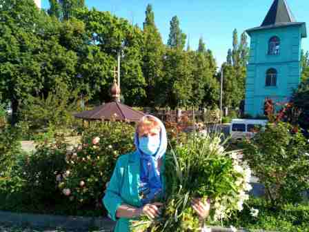 В масках и с букетами: харьковчане отмечают большой праздник (фото, видео)