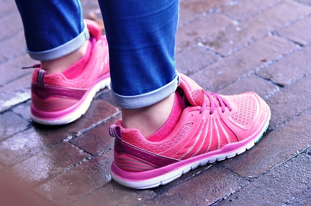 Ilustrasi sepatu running untuk liburan.