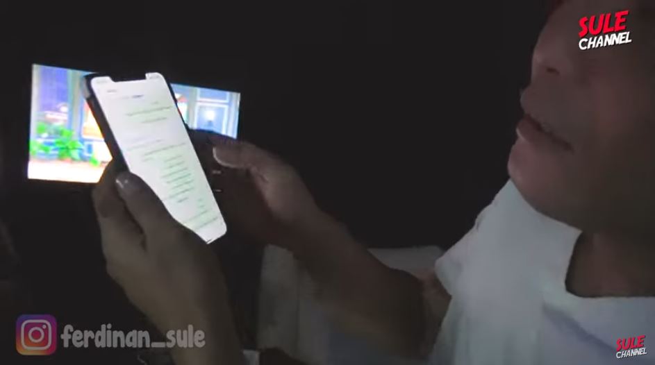 Sule menunjukkan pesan singkatnya yang tidak dibalas oleh Naomi