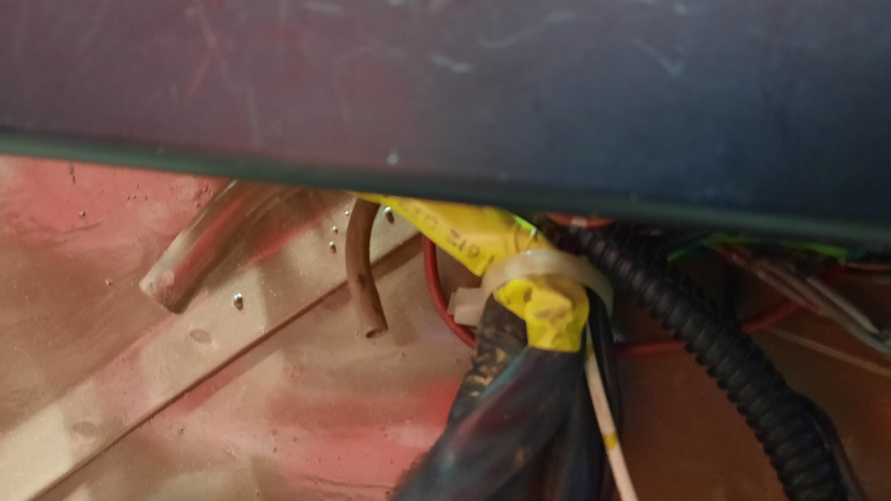 petit tuyau sortie dans coffre AV