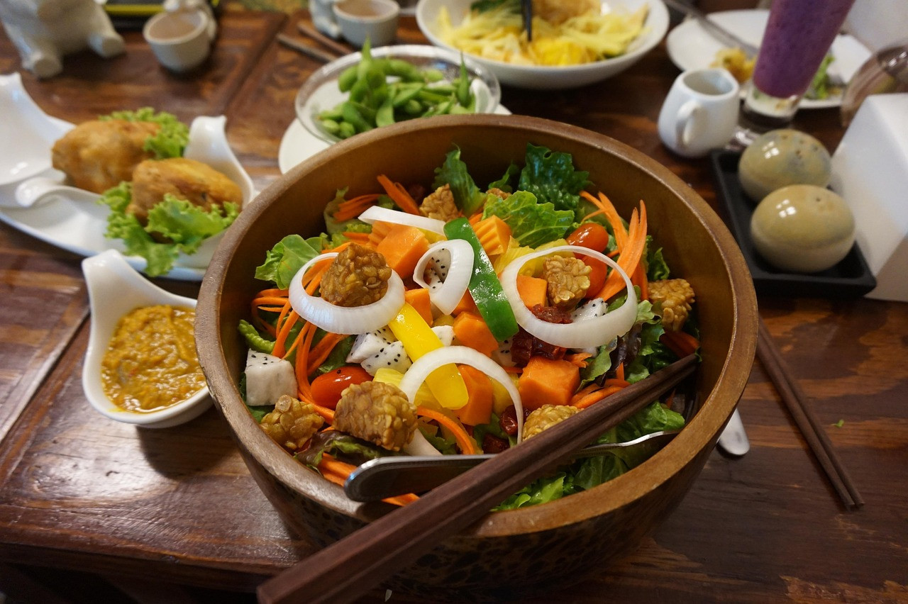 天貝搭配生菜、紅蘿蔔與毛豆的原型食物料理