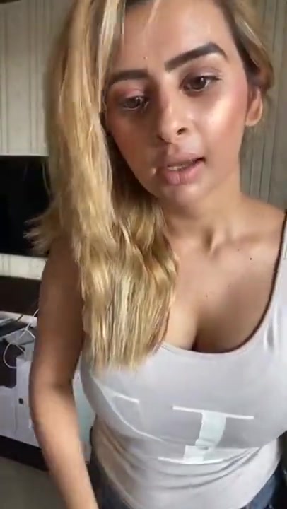 [Image: Ankita-Dave-hottest-Instagram-Live-Show-104.jpg]