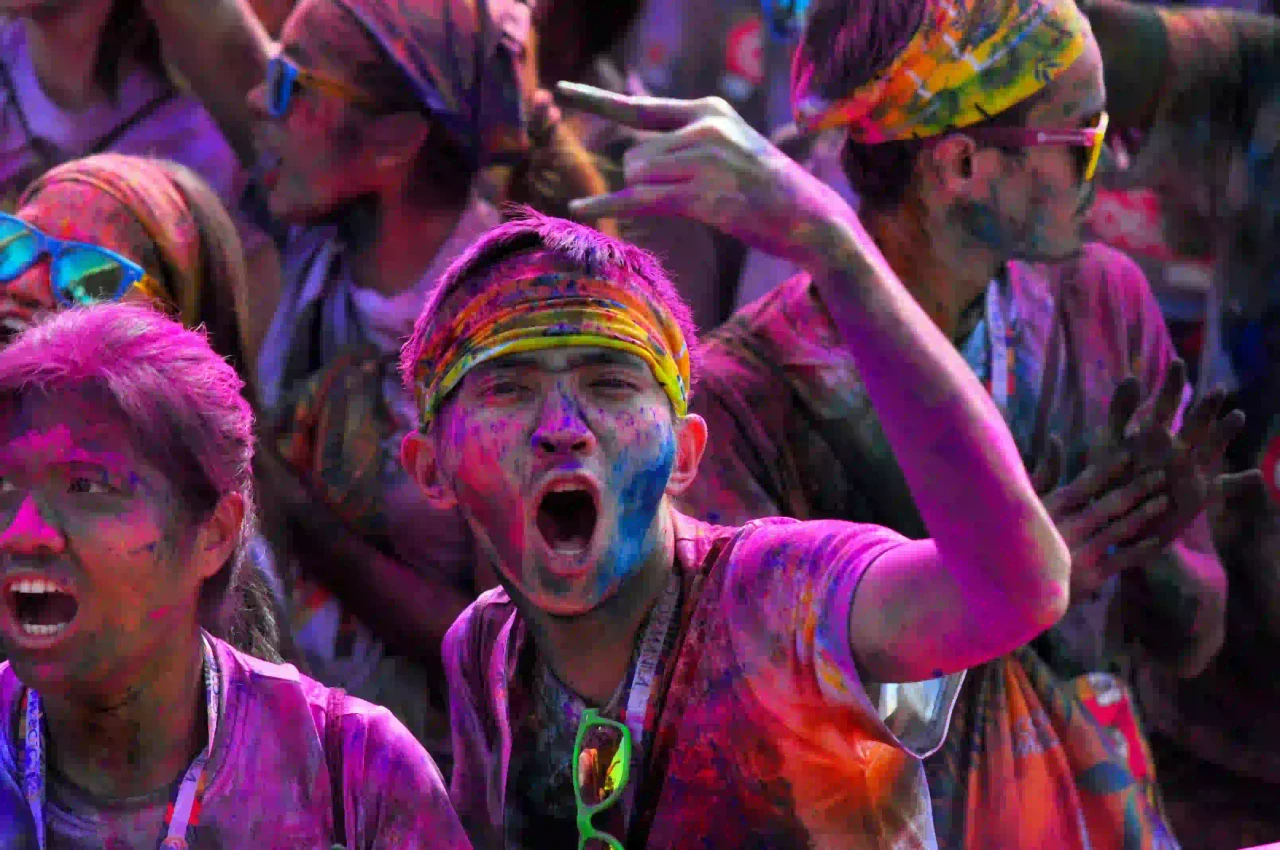 Excited crowd celebrating Holi in Pushkar 2026