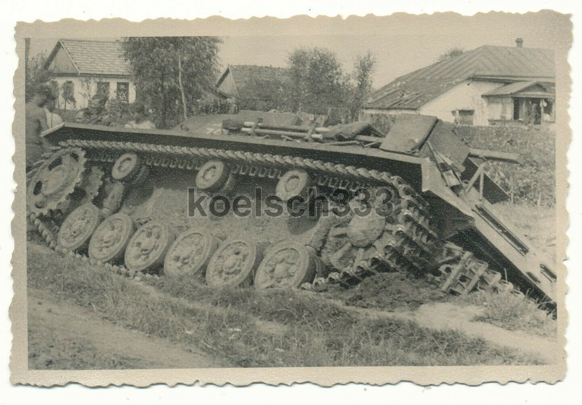 Foto Sturmgeschütz Panzer der Wehrmacht im Straßengraben an der 