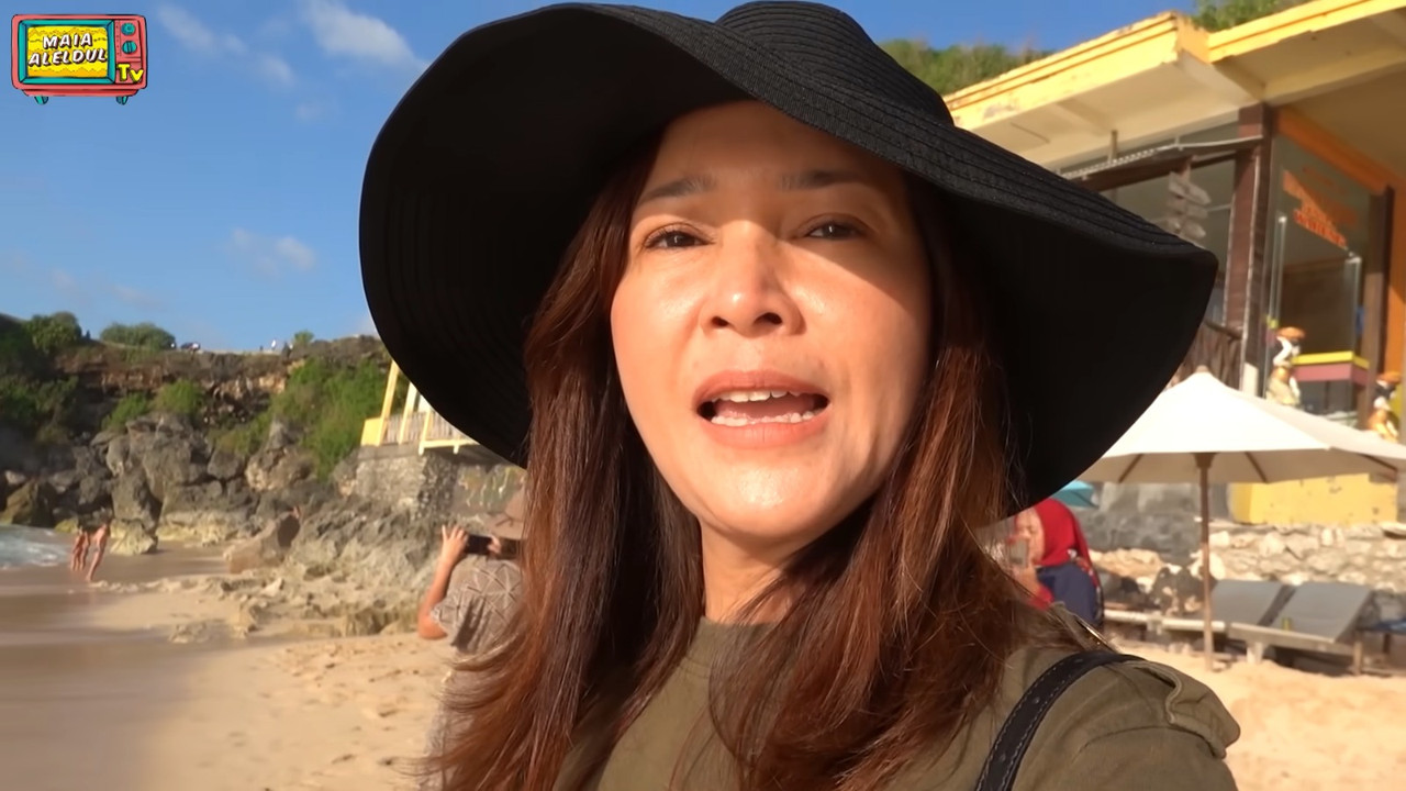 Potret Maia Estianty saat liburan di Bali. Di momen ini ia membagikan cerita tentang kejadian tebing longsor yang menimpa vila milik suaminya Irwan Mussry beberapa hari yang lalu.